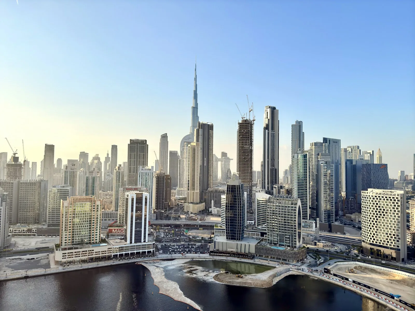 Dubai Business Bay silüeti Burj Khalifa